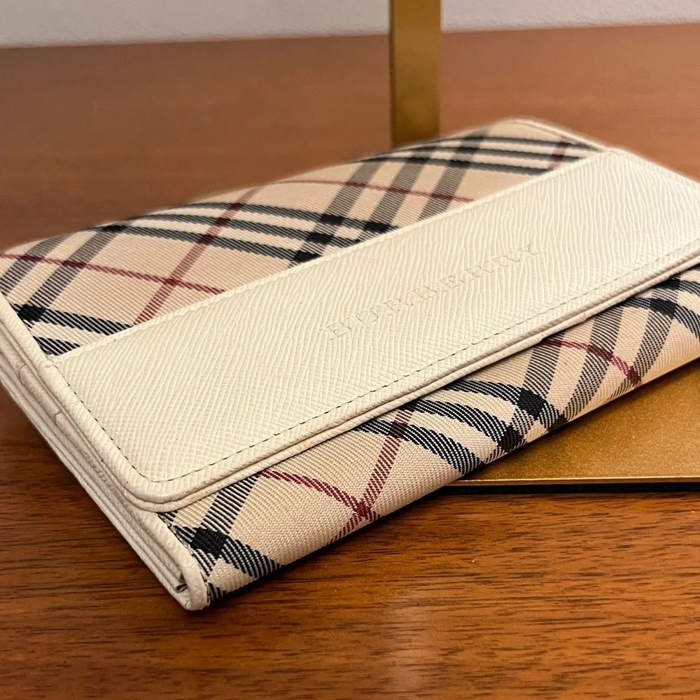EUC Burberry Nova Check Compact Bifold Wallet